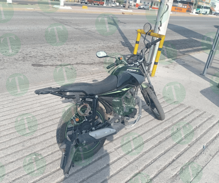Motociclista fue derribado por camioneta en la Zona Centro de Monclova