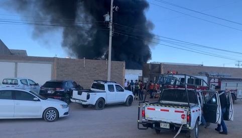 Se registra mega incendio en bodega de plásticos en Chihuahua