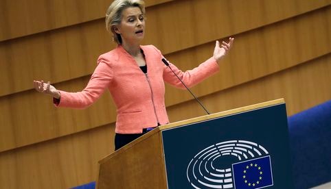 Manifestantes finlandeses acusan a presidenta de la Comisión Europea de permitir el genocidio en Gaza