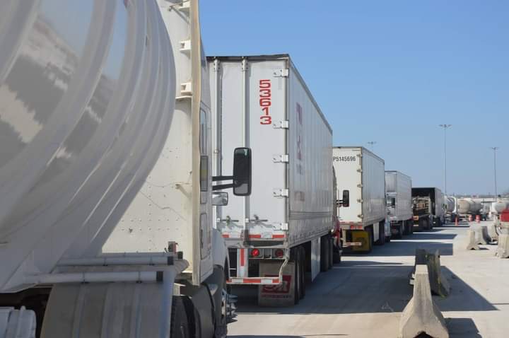 El sistema aduanero falla y provoca largas filas de camiones