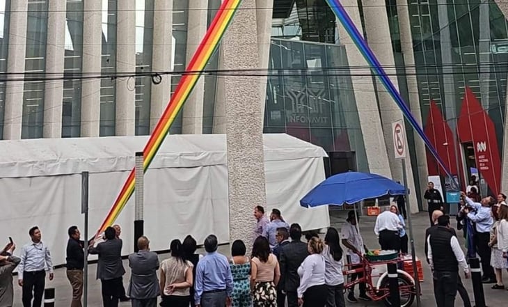 Rompen banderas LGBT en oficinas del Infonavit; 'es un acto de barbarie', dice su director