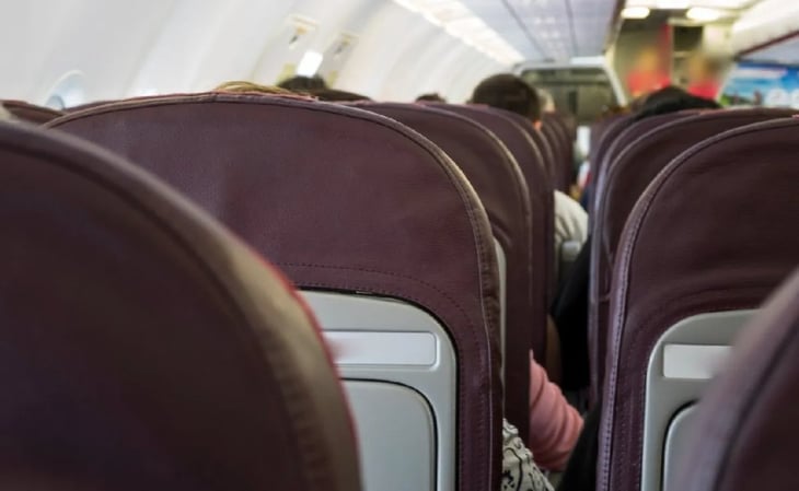 Dormir ebrio en un avión podría ser fatal para tu corazón, según un estudio