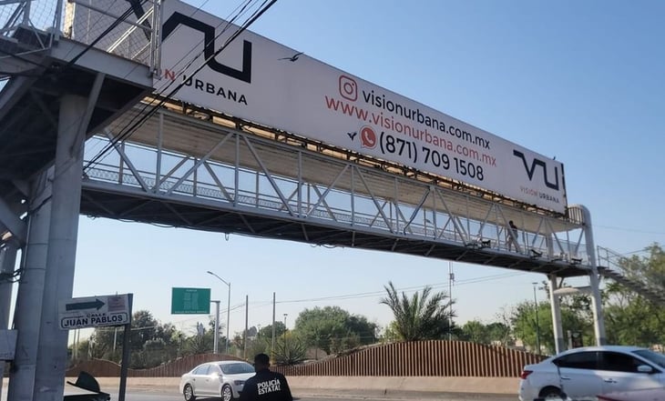 Adolescente se lanza de puente peatonal y cae sobre un carro en Torreón, Coahuila