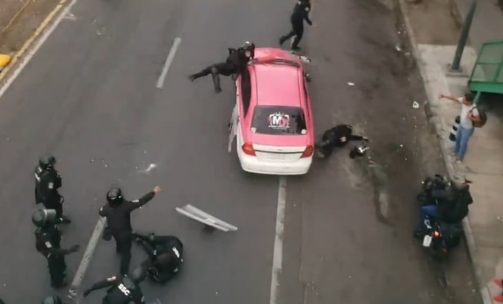 Policías son atropellados por un taxista durante manifestación en Insurgentes Sur