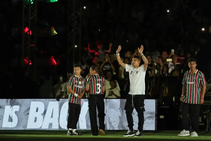 Thiago Silva es presentado por el Fluminense con casa llena