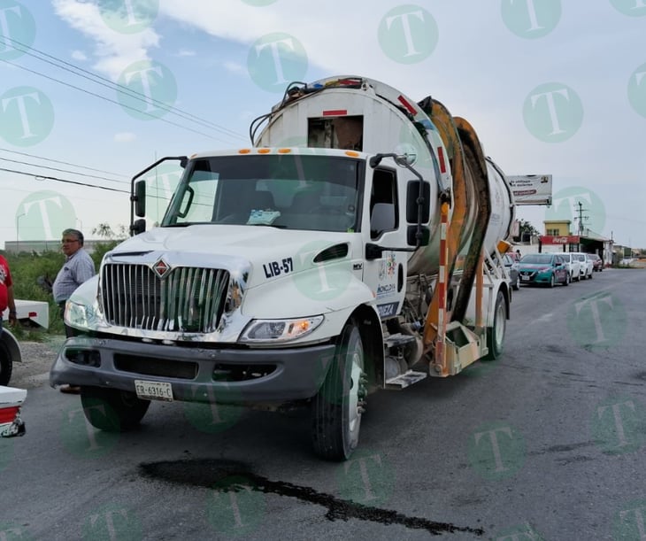 Camión de basura choca contra camión de carga en el Pape