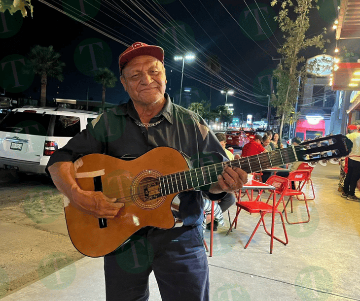 Ricardo 'La Chiva' sale todas las noches a cantar para alegrar a la gente 