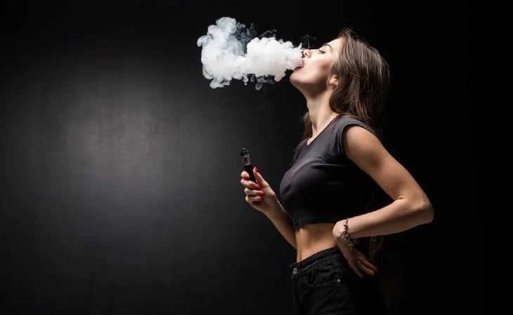 Jóvenes que consumen cigarros electrónicos tienen dos veces más probabilidad de probar tabaco