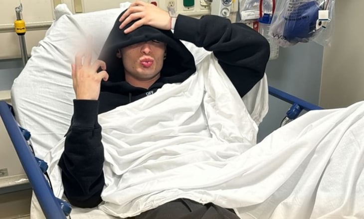 Peso Pluma comparte fotografías desde el hospital, ¿qué le pasó?