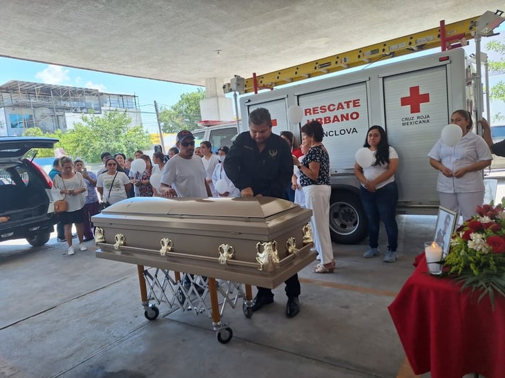 Joven médico del hospital de la Cruz Roja fallece y es despedido con mucho amor  
