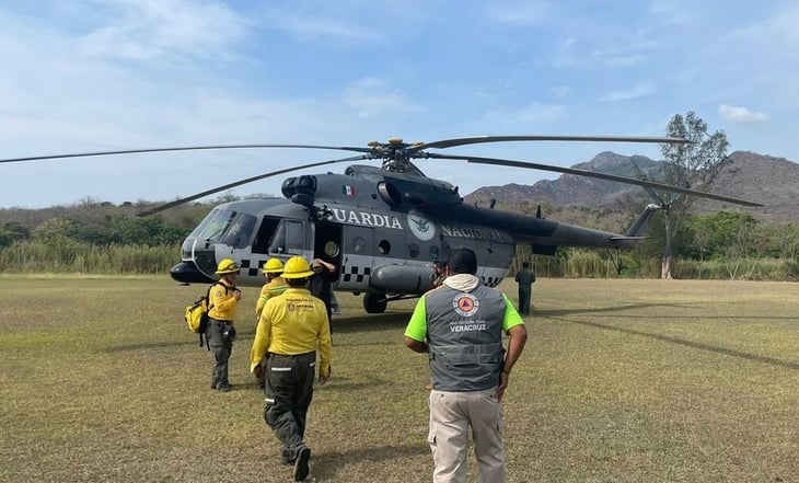 Helicóptero de Guardia Nacional se suma a combates de incendios forestales en Veracruz