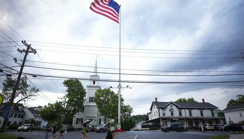 Sobrevivientes del tiroteo de Sandy Hook se gradúan recordando a los alumnos asesinados hace 12 años