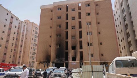 Suman 50 muertos por incendio en edificio de Kuwait