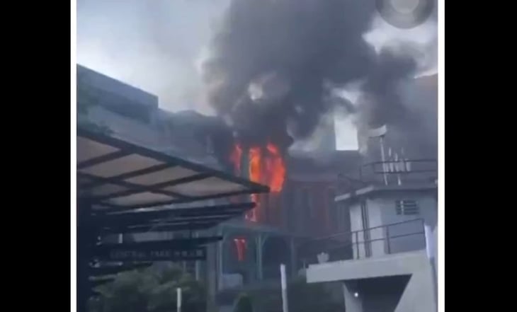 Desalojan a 5 mil personas por enorme incendio en un parque de atracciones de Malasia