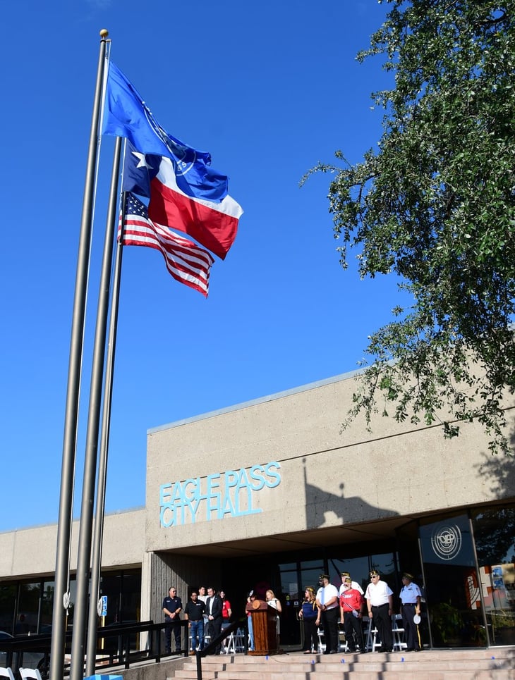 Autoridades de Texas conmemoran el Día de la Bandera con un evento