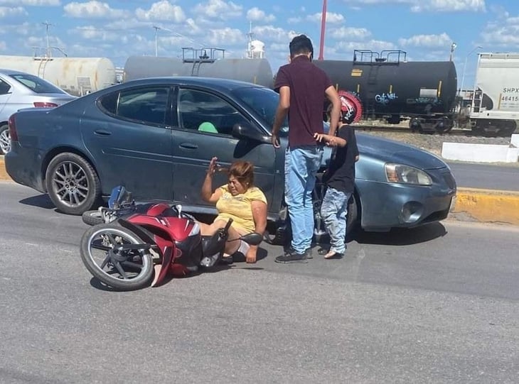 Mujer sufre accidente en su moto en la Lázaro