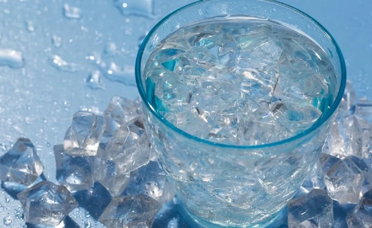 ¿Por qué no es recomendable beber agua helada durante el ejercicio físico intenso?