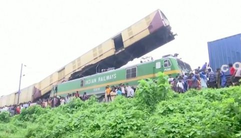 Choque de trenes en la India deja al menos 8 muertos
