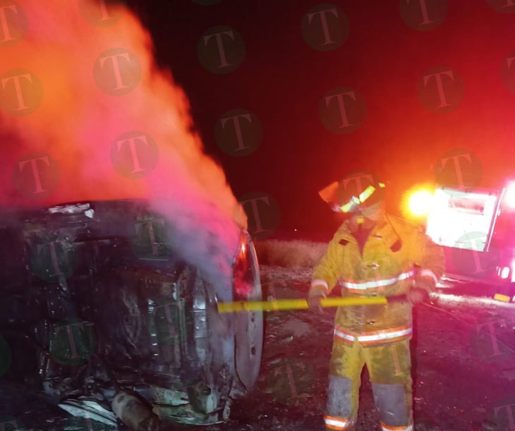Vehículo vuelca y se incendia en la carretera Monclova-Sabinas