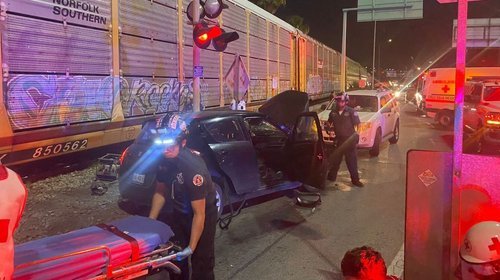 Intenta ganarle el paso al tren; hay 3 heridos en Monterrey 