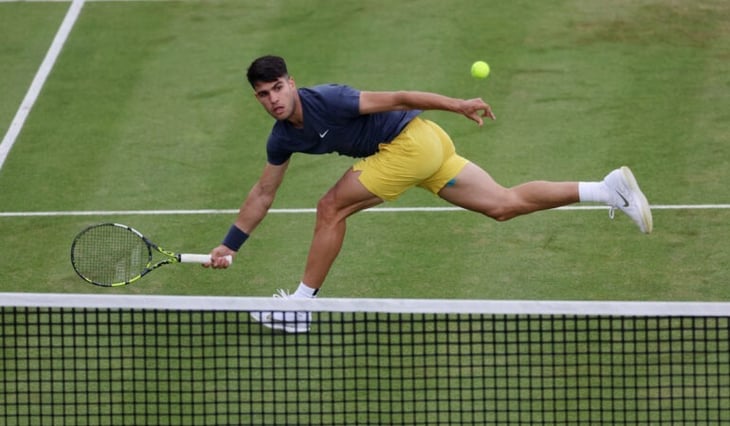 Carloz Alcaraz pone sus ojos en Wimbledon: Así comenzó su accionar sobre la hierba
