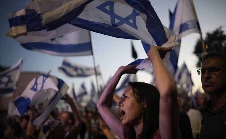 Miles de israelíes se manifiestan por tercer día contra el Gobierno de Netanyahu frente al Parlamento