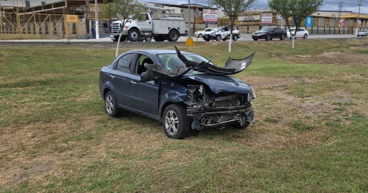 Un conductor destroza su auto en libramiento