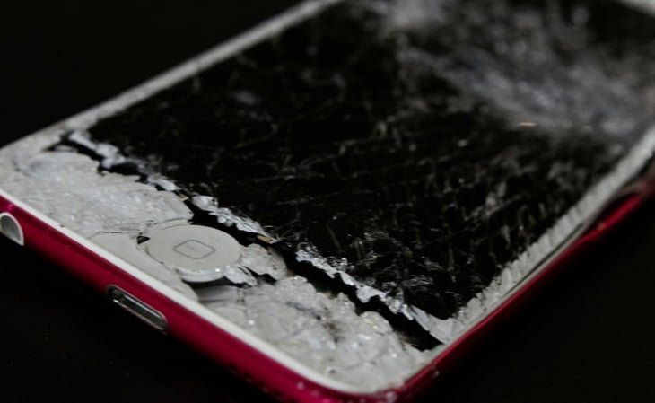 ¿En qué consiste la estafa del 'celular roto'?