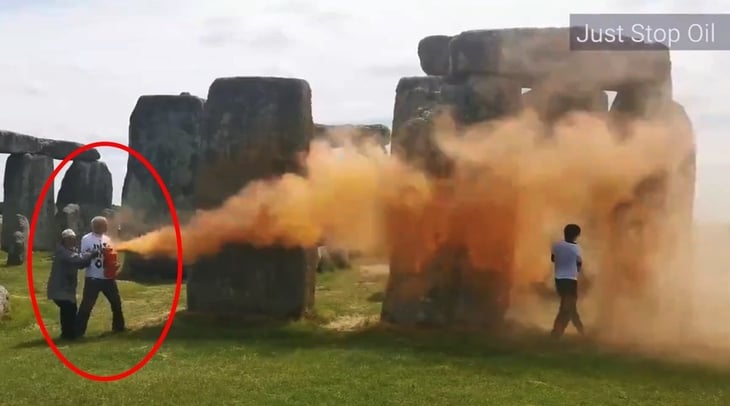 Monumento de Stonehenge es rociado con pintura anaranjada por ecologistas, ya fueron detenidos