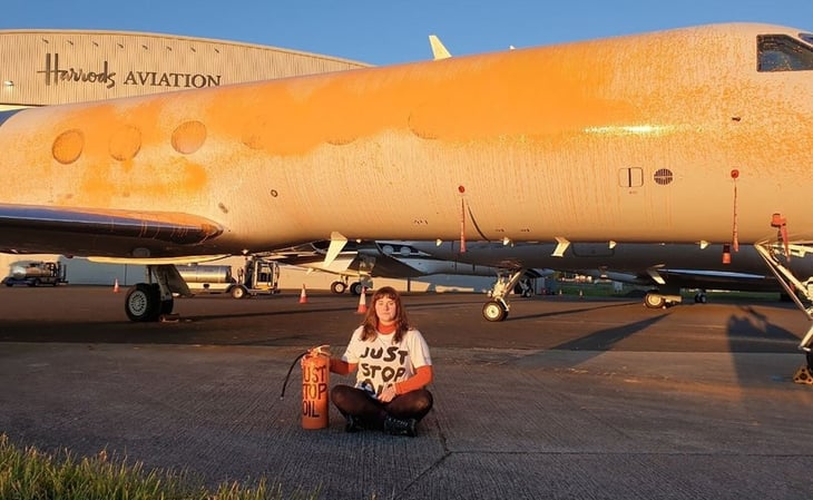 VIDEO: Activistas rocían con pintura aviones en aeropuerto de Londres