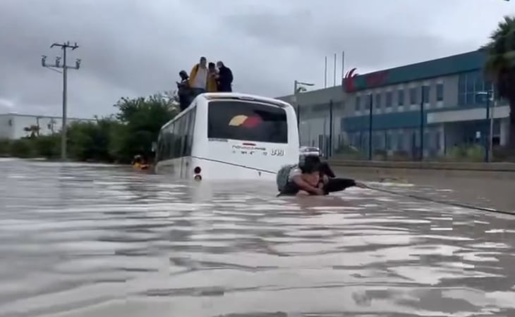 VIDEO: Rescatan a trabajadores atrapados en un autobús en Ramos Arizpe