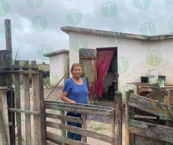 Abuelita pide lonas para que su casa no se siga inundando