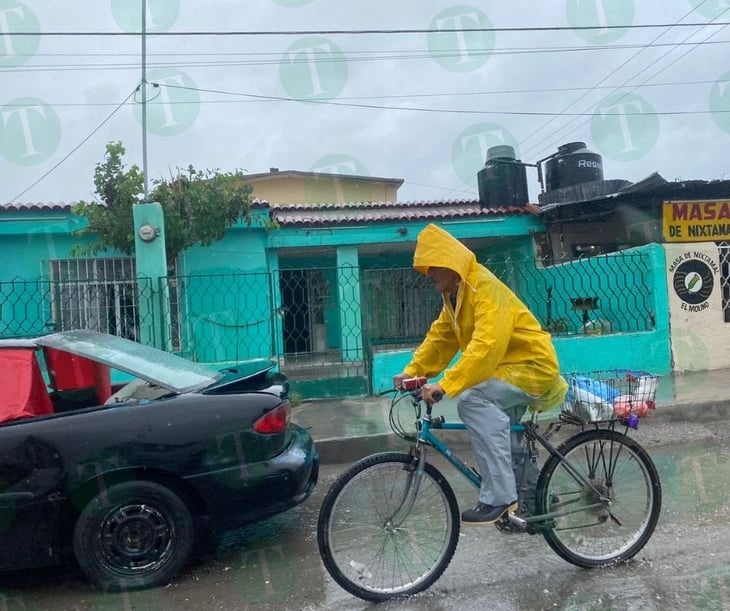  Abuelito a bordo de su bicicleta  no se frena ni con la lluvia 