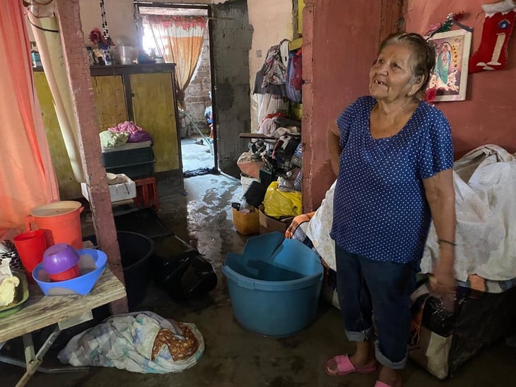 Abuelita pide lonas para que su casa no se siga inundando    