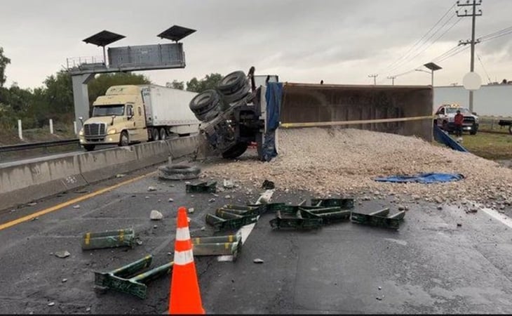 Vuelca camión de carga sobre el Circuito Exterior Mexiquense, a la altura de Ecatepec