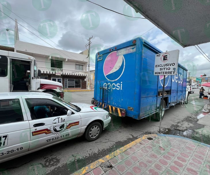 Camión de la Pepsi 'embarra' un taxi