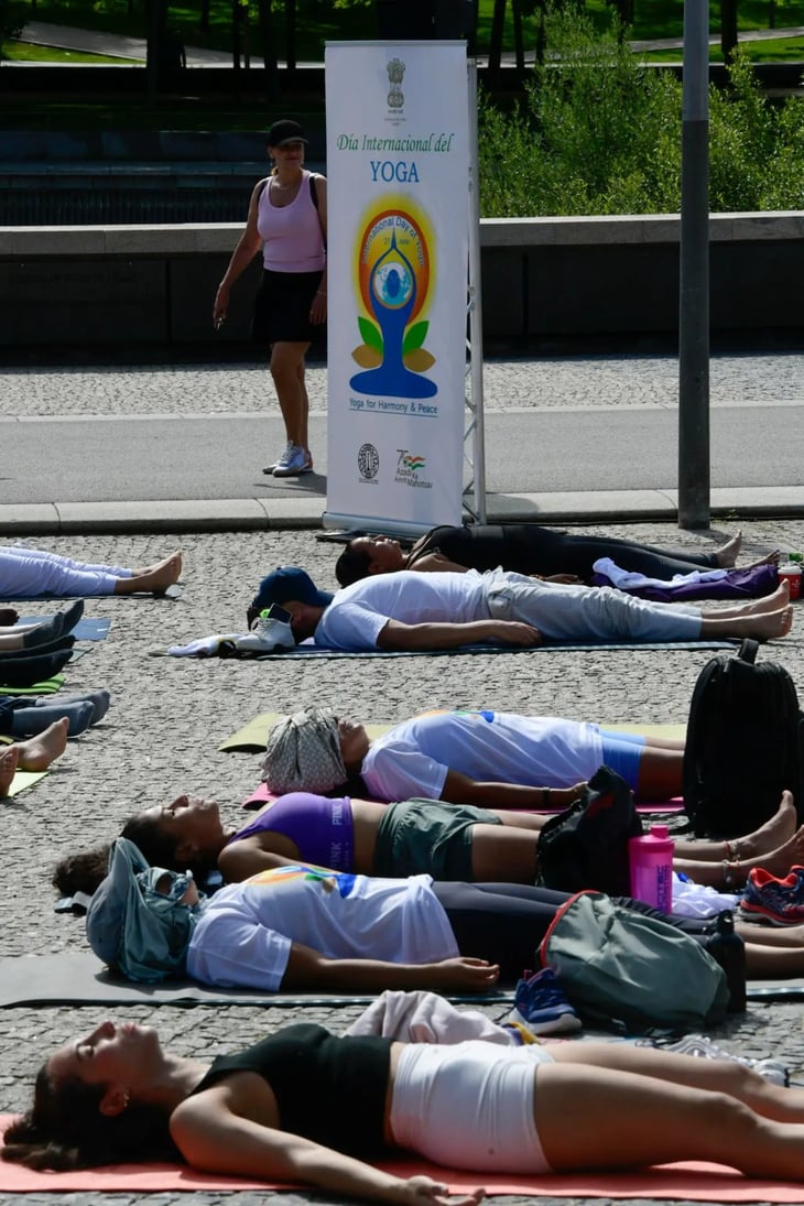 Madrid Río acoge una clase de yoga de la mano de la Embajada de la India