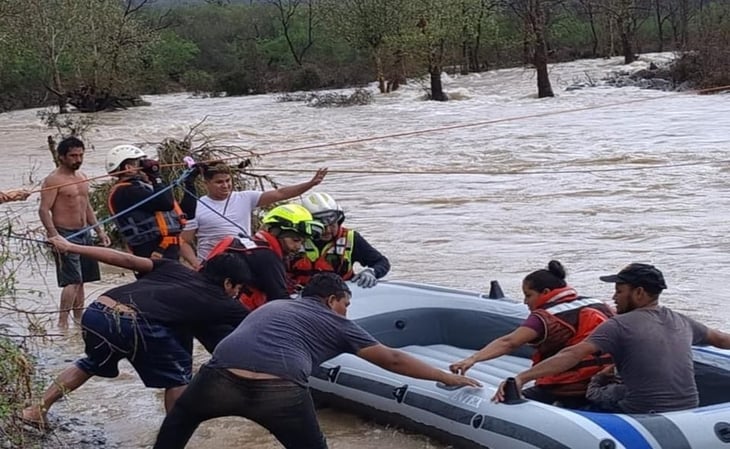 Rescatan a tres adultos y un menor atrapados por creciente del río Chihue en Tamaulipas