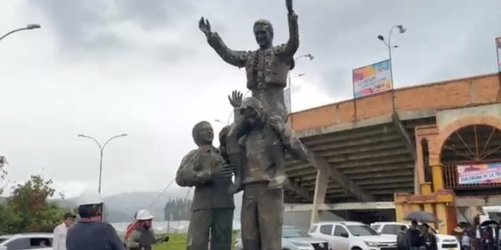 Retiran estatua del torero César Rincón, tras prohibir las corridas de toros en Colombia
