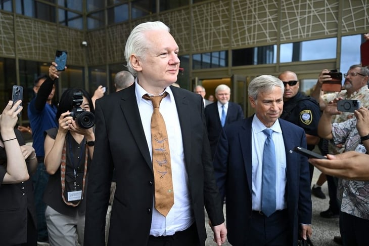 Assange tiene prohibido regresar a EU, dice el Departamento de Justicia