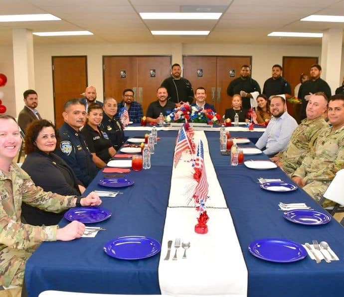 Autoridades de Eagle Pass se reúnen con militares en su base