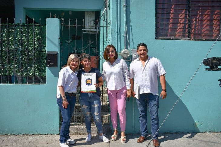 Familias de Las Palmas reciben las escrituras de sus casas