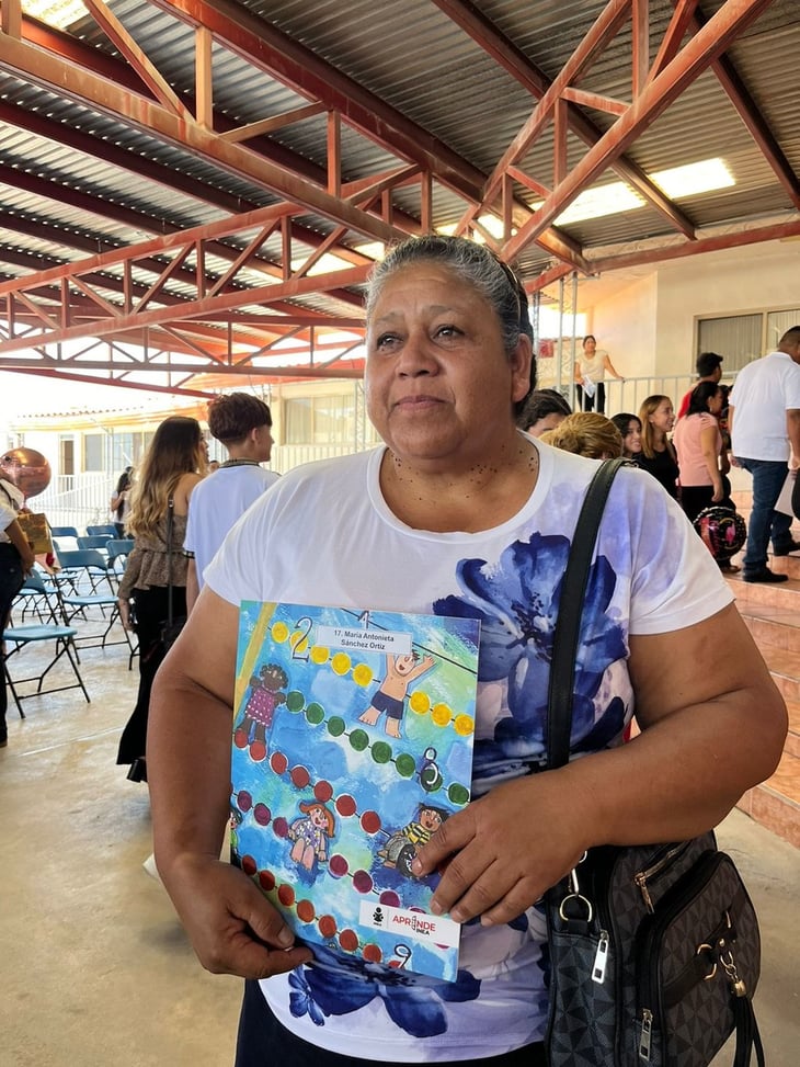 María Sánchez, de 51 años de edad, logra graduarse de la primaria 