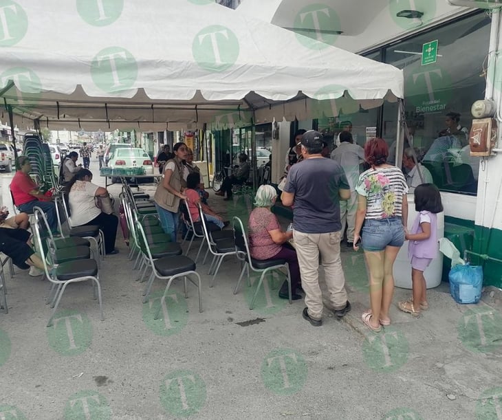 Ciudadanos reciben pago de pensión del Bienestar en Monclova 