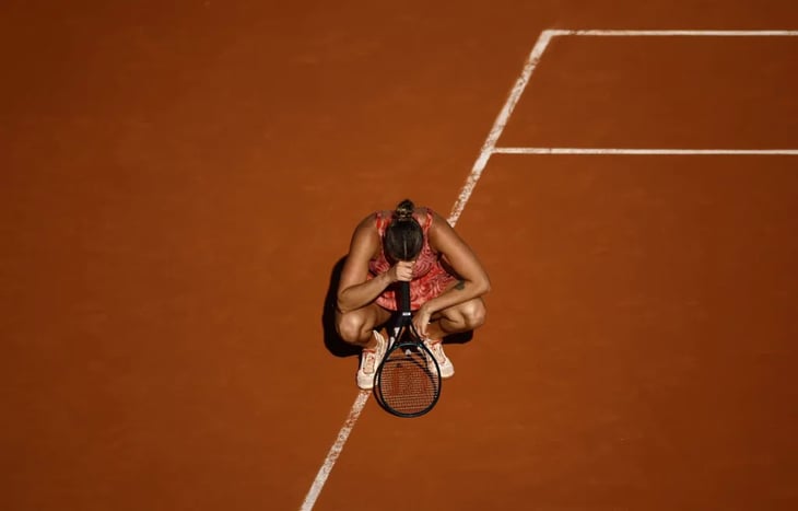Sabalenka, baja en Wimbledon por un problema en el hombro