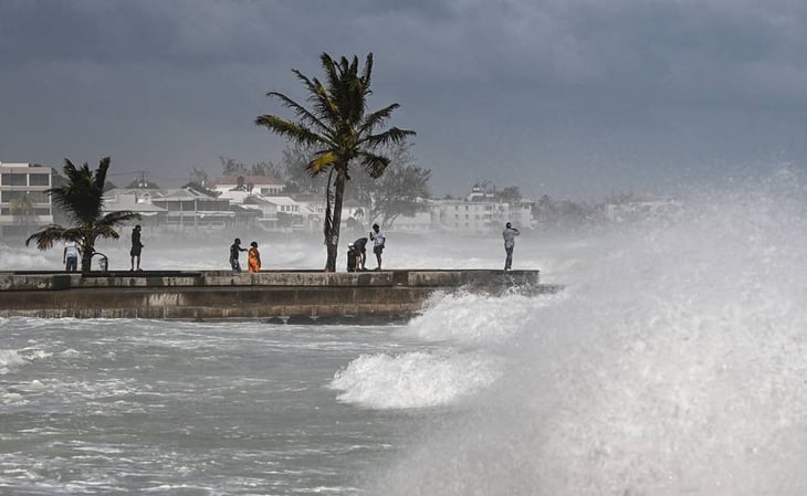Suman 4 muertos por el huracán Beryl en el Caribe