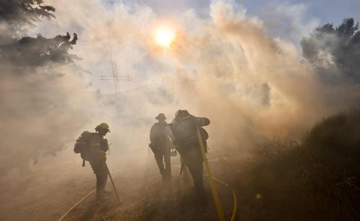 Evacúan a miles de personas por incendio en California