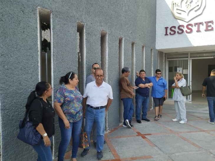 Personal del ISSSTE y maestros protestan por clínica 'obsoleta'   