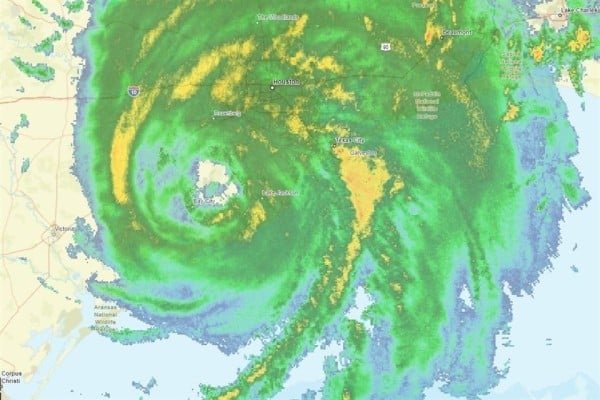 'Beryl' llega a Texas como huracán; deja sin luz a miles
