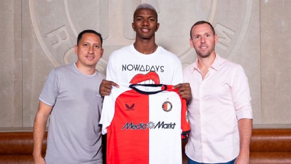 Jeyland Mitchell firmó con el Feyenoord y jugará Champions League